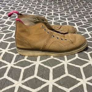 Tan leather Dr. Martens “PHILIP” boot